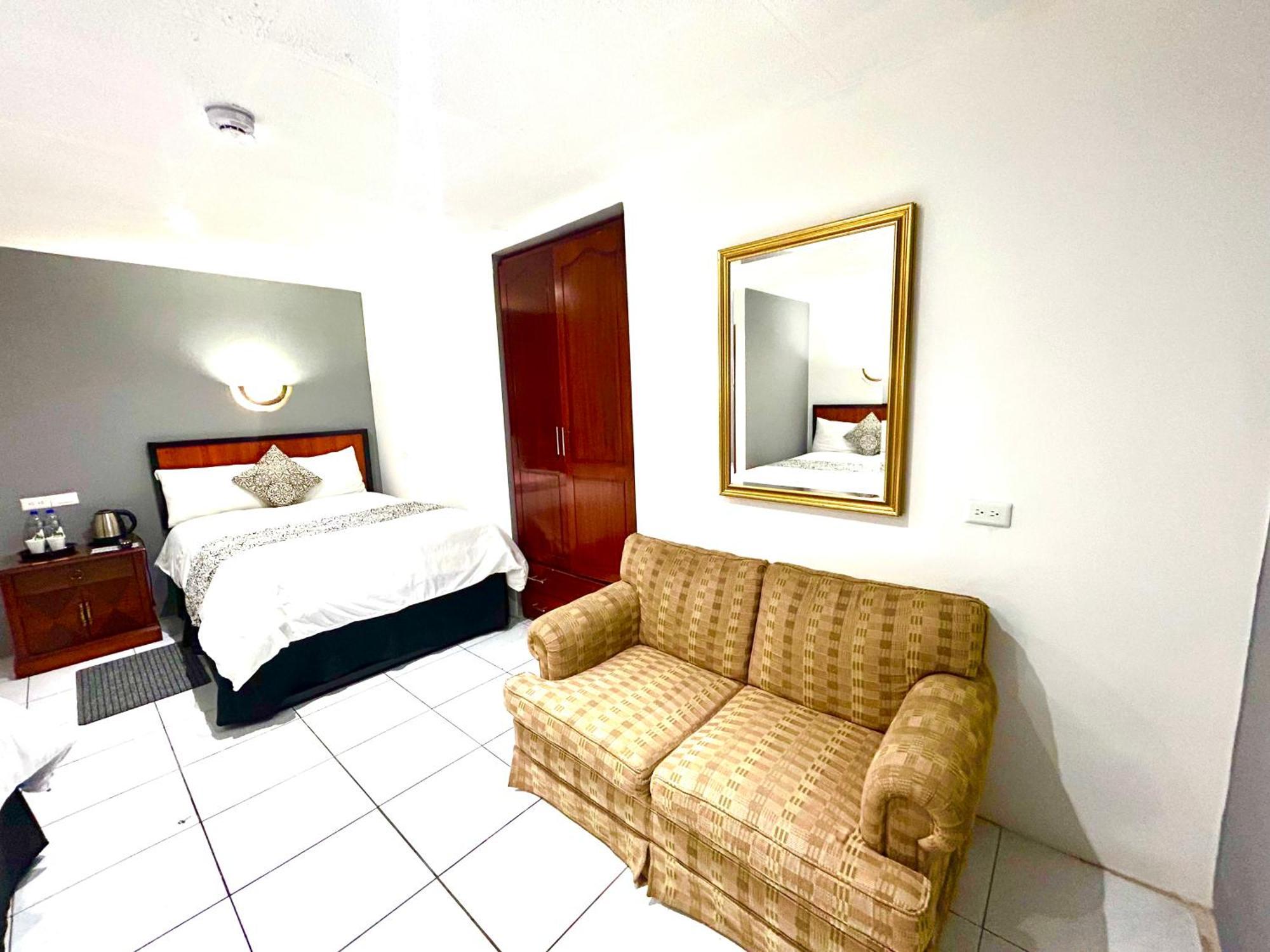 Accel Hotel La Quinta Ibarra Exterior photo
